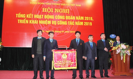Đồng chí Trần Văn Thuật - Phó Chủ tịch Tổng LĐLĐVN (thứ hai từ trái sang) trao tặng Cờ thi đua Đơn vị xuất sắc trong phong trào CNVCLĐ và hoạt động CĐ năm 2018 cho CĐ GTVT Việt Nam. Ảnh: V.L