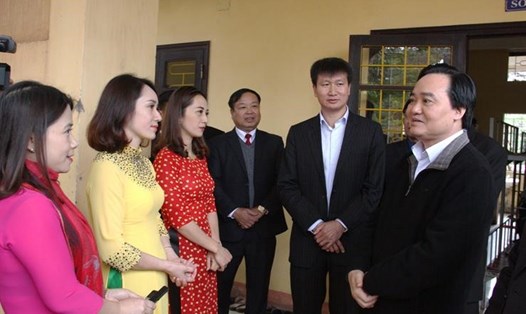 Cuối năm 2018, trong chuyến đi công tác tại Yên Bái, Bộ trưởng Phùng Xuân Nhạ nhấn mạnh việc sẽ có chính sách giảm gánh nặng hồ sơ, sổ sách cho giáo viên.
