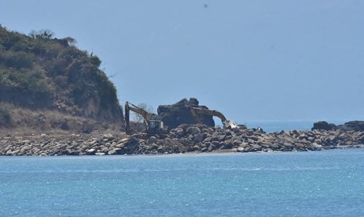 Khu vực đảo Hòn Rùa trên Vịnh Nha Trang đã bị chủ đầu tư cạo lấn hàng nghìn m2 ra biển.