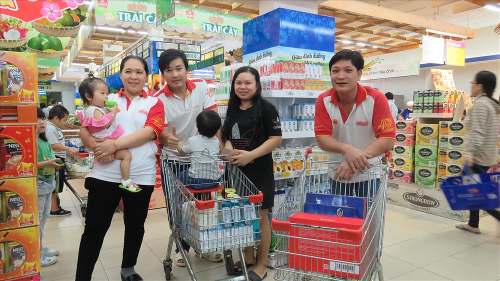 Các gia đình của đoàn viên CĐ Casumina đưa nhau đi sắm Tết