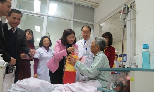 Chủ tịch LĐLĐ TP. Hà Nội Nguyễn Thị Tuyến ân cần thăm hỏi, động viên, tặng quà Tết cho bệnh nhân tại Bệnh viện Xanh Pôn. Ảnh: xuân Trường