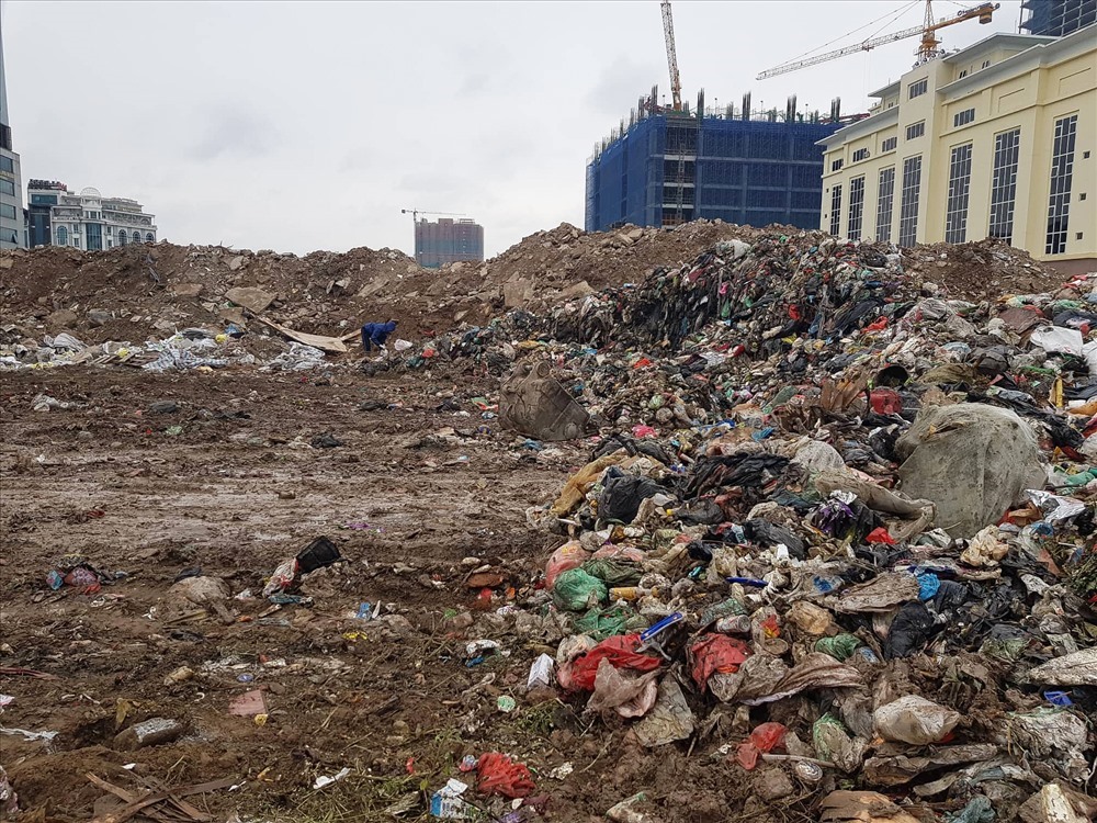 Rác bị ùn ứ, chất đống trong nội thành sau 4 ngày người dân chặn xe vào bãi rác Nam Sơn. Ảnh: LĐO