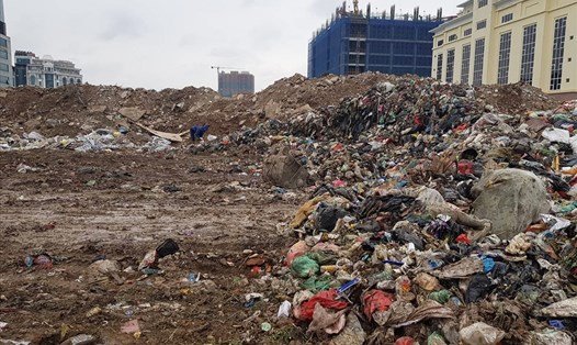 Rác bị ùn ứ, chất đống trong nội thành sau 4 ngày người dân chặn xe vào bãi rác Nam Sơn. Ảnh: LĐO