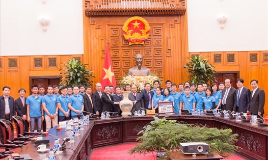 Thủ tướng Nguyễn Xuân Phúc tại buổi gặp mặt, biểu dương các kỹ sư trẻ chế tạo vệ tinh MicroDragon. Ảnh: ĐT