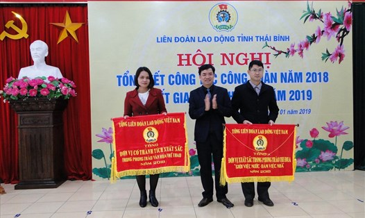 Chủ tịch LĐLĐ tỉnh Thái Bình Bùi Xuân Vinh trao cờ thi đua của Tổng LĐLĐVN cho các tập thể.