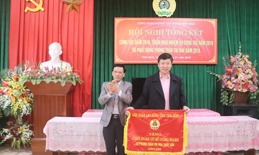 Đồng chí Nguyễn Thanh Bình – Phó Chủ tịch LĐLĐ tỉnh Thái Bình - tặng cờ thi đua cho CĐCS.