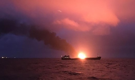 Hai tàu cháy ở eo biển Kerch hôm 21.1. Ảnh: Tass. 