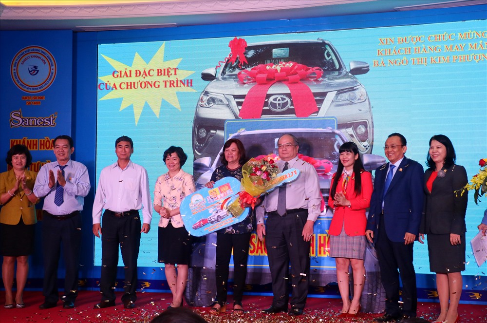 Trao thưởng đặc biệt cho khách hàng mua sản phẩm Yến sào. Ảnh: P.L