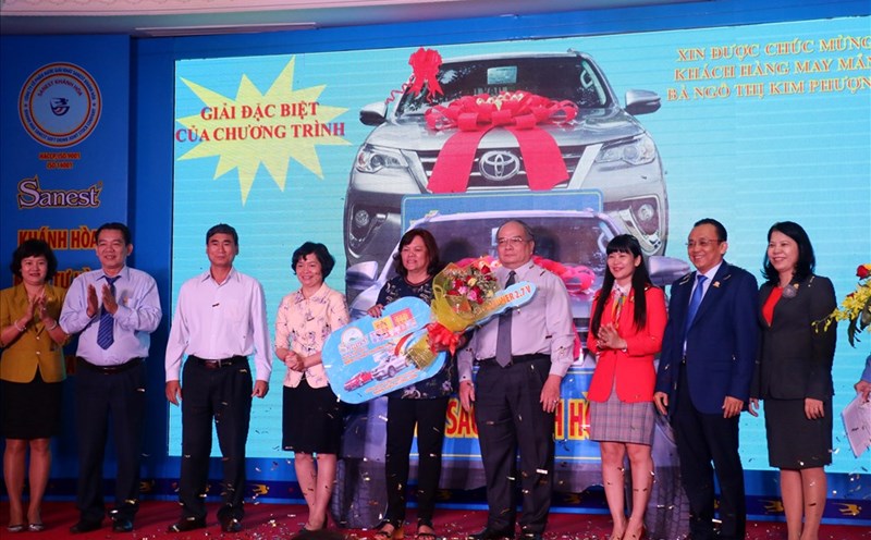 Trao thưởng đặc biệt cho khách hàng mua sản phẩm Yến sào. Ảnh: P.L