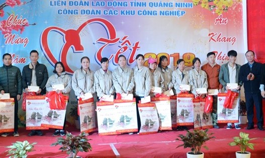 Đại diện lãnh đạo LĐLĐ tỉnh Quảng Ninh và các doanh nghiệp trao quà Tết  cho CNLĐ. Ảnh: T.N.D