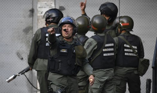 Lực lượng Vệ binh Quốc gia Venezuela đã phải bắn hơi cay vào những người biểu tình gần sở chỉ huy Cotiza vào ngày 21.1 (Ảnh: AFP)