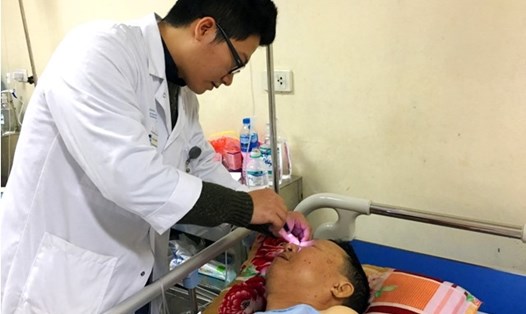Bệnh nhân trong vụ tai nạn ở Hải Dương cấp cứu tại Bệnh viện Việt Đức, Hà Nội