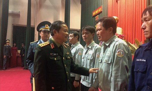 Đại tướng Đỗ Bá Tỵ động viên, chúc Tết và trao quà cho công nhân lao động quốc phòng Nhà máy A31.