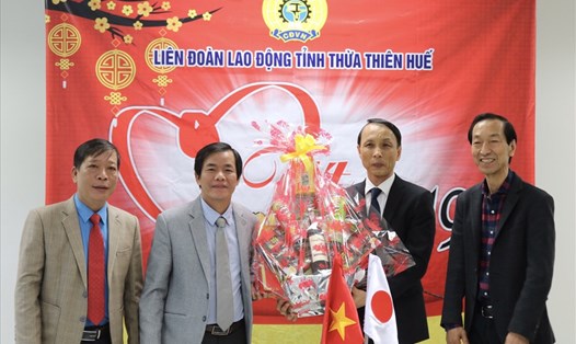 Đồng chí Nguyễn Văn Phương - Phó Chủ tịch UBND tỉnh chúc tết Ban giám đốc Công ty TNHH MSV Huế. Ảnh: PĐ.