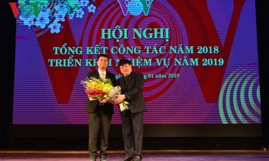 Tổng Giám đốc Đài Tiếng nói Việt Nam Nguyễn Thế Kỷ tặng hoa chúc mừng tân Phó Tổng Giám đốc Ngô Minh Hiển. Ảnh: VOV