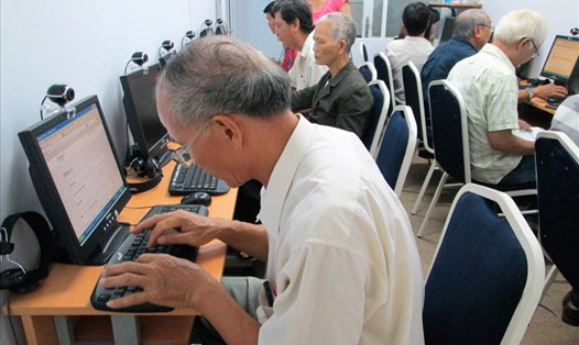 Người cao tuổi TPHCM được tham dự các lớp hướng dẫn sử dụng máy tính, internet miễn phí.