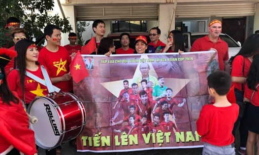 Chiến thắng của các tuyển thủ có một phần lớn từ sự ủng hộ và cổ vũ của người hâm mộ. Trong ảnh, chị Bùi Thị Hồng Hạnh và nhóm bạn từ Việt Nam sang Dubai ủng hộ tuyển Việt Nam. Ảnh: NVCC