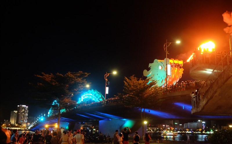 Đà Nẵng sẽ tổ chức phun lửa, phun nước tại cầu Rồng phục vụ dịp Tết Kỷ Hợi. Ảnh: Hoàng Vinh