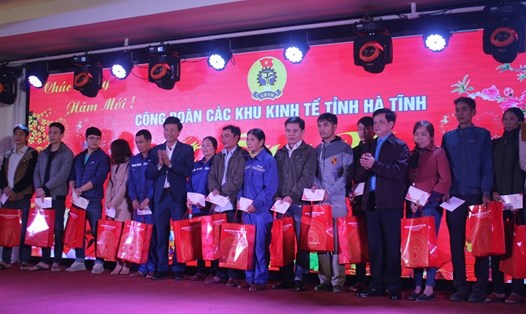 Trao quà của Công đoàn các KKT tỉnh Hà Tĩnh cho đoàn viên khó khăn. Ảnh: Trần Tuấn