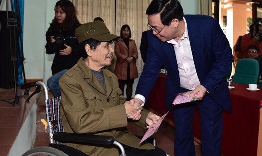 Phó Thủ tướng Vương Đình Huệ tặng quà các thương bệnh binh nặng đang điều trị tại Trung tâm Điều dưỡng thương binh Lạng Giang. Ảnh: VGP.