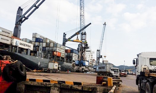 Công ty CP Cảng Quy Nhơn bị phạt về hành vi cung cấp dịch vụ tàu lai dắt đối với tàu thuyền vào, rời cảng cao hơn giá quy định.