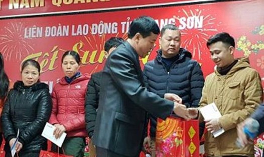 Ông Lý Đức Thanh - Chủ tịch LĐLĐ tỉnh trao quà cho đoàn viên, người lao động có hoàn cảnh khó khăn tại Chương trình Tết Sum vầy - 2019. Ảnh: Nguồn LĐLĐ tỉnh Lạng Sơn