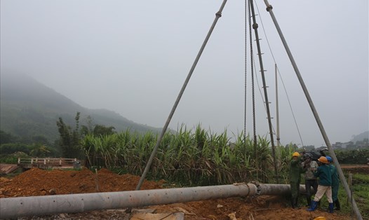 Dựng cột, kéo điện về những hộ dân cuối cùng ở huyện Hải Hà. Ảnh: Nguyễn Hùng