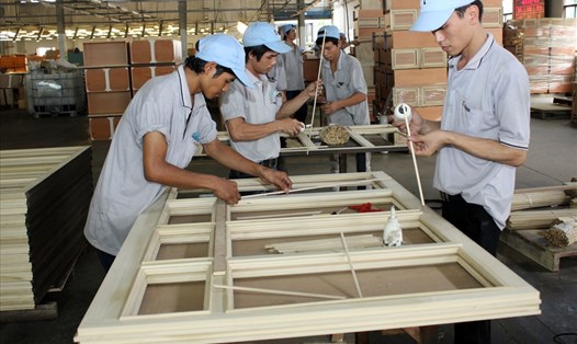 Sản xuất đồ gỗ xuất khẩu tại một doanh nghiệp ở KCN Mỹ Phước , tỉnh Bình Dương. Ảnh: Đ.A