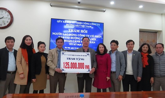 Phó Chủ tịch CĐ Đường sắt VN Nguyễn Thanh Hoàn (trái) trao quà Tết cho CĐ Cty CP Vận tải đường sắt Hà Nội để gửi tới CNVCLĐ khó khăn của Cty.