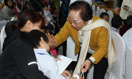 Nguyên Phó Chủ tịch Nước Nguyễn Thị Doan tặng quà cho các bệnh nhi ung thư. Ảnh: Thùy Linh