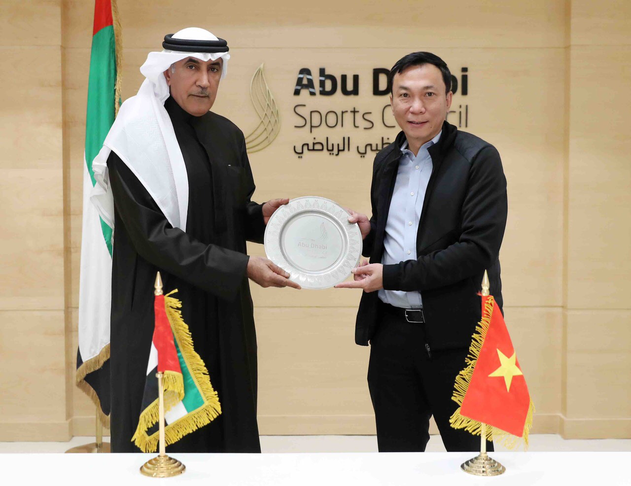 Phó Chủ tịch Thường trực VFF Trần Quốc Tuấn với ông Mohammad Khalfan Al Romaithi (bên trái) - Thường vụ AFC, Bộ trưởng Hội đồng thể thao UAE kiêm Trưởng BTC nước chủ nhà VCK Asian Cup 2019 trong buổi làm việc ngày 21.1. Ảnh: AFC 