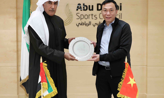 Phó Chủ tịch Thường trực VFF Trần Quốc Tuấn với ông Mohammad Khalfan Al Romaithi (bên trái) - Thường vụ AFC, Bộ trưởng Hội đồng thể thao UAE kiêm Trưởng BTC nước chủ nhà VCK Asian Cup 2019 trong buổi làm việc ngày 21.1. Ảnh: AFC 