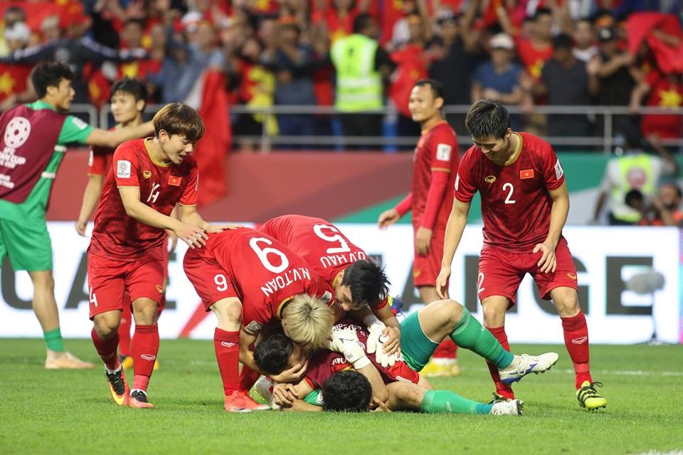 Các tuyển thủ Việt Nam khen ngợi Văn Lâm sau chiến thắng trước Jordan. Ảnh Hữu Phạm