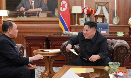 Nhà lãnh đạo Kim Jong-un gặp phái đoàn Triều Tiên vừa trở về từ chuyến thăm Mỹ. Ảnh: KCNA/Reuters. 