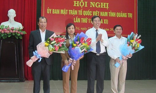 Sau khi bị kỷ luật, thôi chức bí thư huyện, bà Hồ Thị Lệ Hà được Tỉnh ủy Quảng Trị trao chức Phó Chủ tịch UBMTTQVN tỉnh ngày 22.12.2018.