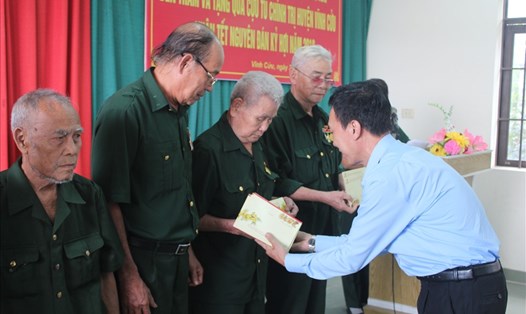 Ông Nguyễn Minh Trung, thành viên Hội đồng thành viên của Dofico tặng quà cho các gia đình chính sách