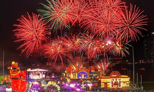 Người dân Singapore cùng khách du lịch tham gia các hoạt động và chiêm ngưỡng pháo hoa tại lễ hội "Rinver Hongbao".