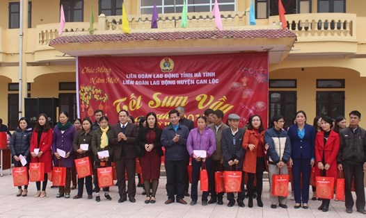 Trao quà của LĐLĐ tỉnh Hà Tĩnh cho các đoàn viên, CNVCLĐ có hoàn cảnh khó khăn tại Chương trình Tết sum vầy do LĐLĐ huyện Can Lộc tổ chức sáng 24.1. Ảnh: Trần Tuấn