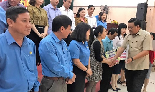 Phó Bí thư Tỉnh ủy Bình Định Lê Kim Toàn  trao quà Tết cho người nghèo