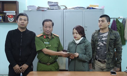 Đại diện lãnh đạo công an phường Thạch Thang đã trao lại số tiền bị đánh rơi cho chị Bích. 