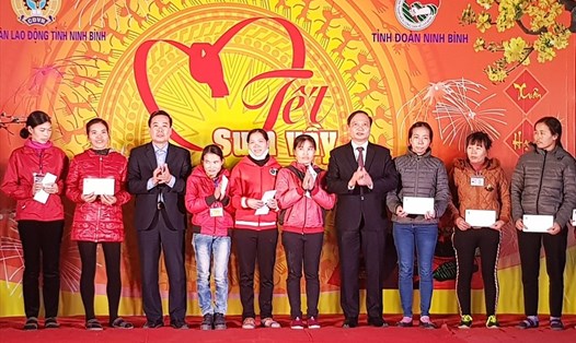 LĐLĐ tỉnh Ninh Bình tổ chức "Tết sum vầy" năm 2019 và tặng quà CNLĐ. Ảnh: NT