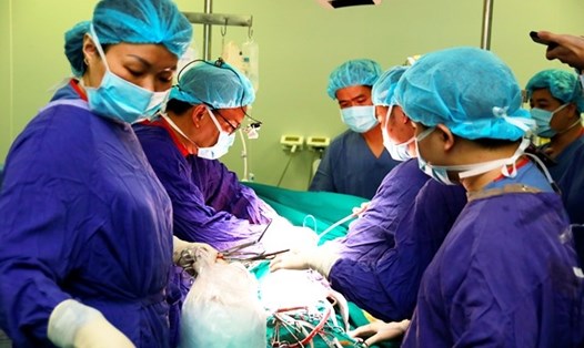 Bác sĩ Việt Nam phẫu thuật cứu sống bệnh nhân người Mỹ. Ảnh: BVCC
