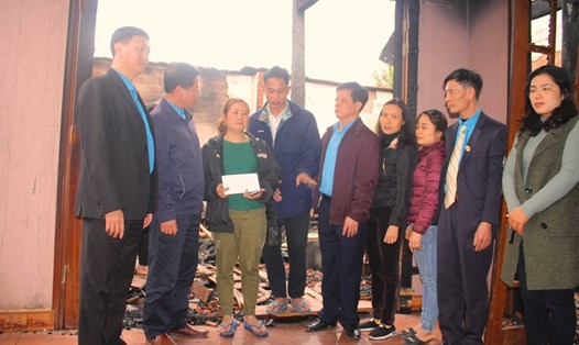 Đoàn cán bộ LĐLĐ Hà Tĩnh thăm hỏi, hỗ trợ 2 triệu đồng cho gia đình đoàn viên công đoàn Nguyễn Thùy Long bị sự cố cháy nhà. 