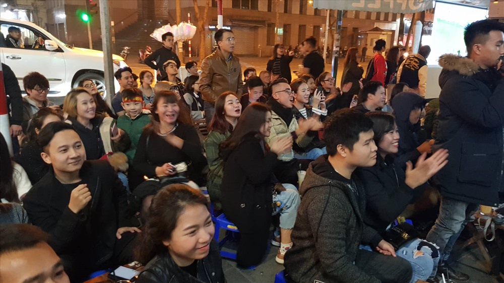 CĐV Việt Nam hò reo trước cú cản phá bóng của thủ môn Đặng Văn Lâm. 