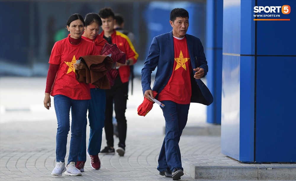 Người thân của các cầu thủ Việt Nam đã vượt hơn 6000 cây số để sang UAE cổ vũ cho đội tuyển Việt Nam.