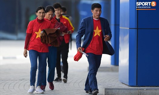 Người thân của các cầu thủ Việt Nam đã vượt hơn 6000 cây số để sang UAE cổ vũ cho đội tuyển Việt Nam.