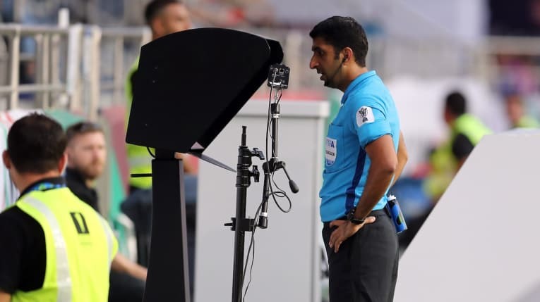 Trọng tài Mohammed Abdulla Hassan có đến 2 lần tham khảo VAR và cả 2 lần đều mang tính chất quyết định đến bàn thắng và bàn thua. Ảnh: AFC