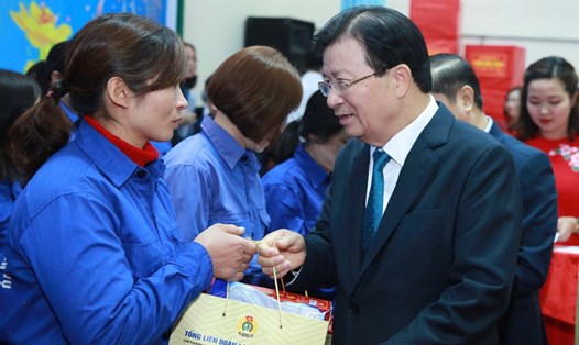 Đồng chí Trịnh Đình Dũng- Ủy viên BCH Trung ương Đảng, Phó Thủ tướng Chính phủ trao quà cho CNLĐ. Ảnh: Hải Nguyễn
