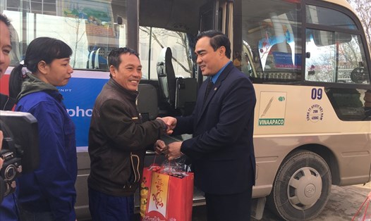 Chủ tịch LĐLĐ tỉnh Lào Cai Nguyễn Hữu Long tặng quà Tết cho CNLĐ.