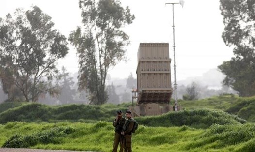 Các binh sĩ đứng gần hệ thống tên lửa "Iron Dome". Ảnh: AFP. 